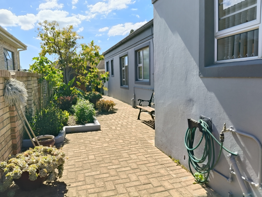3 Bedroom Property for Sale in Wavecrest Eastern Cape